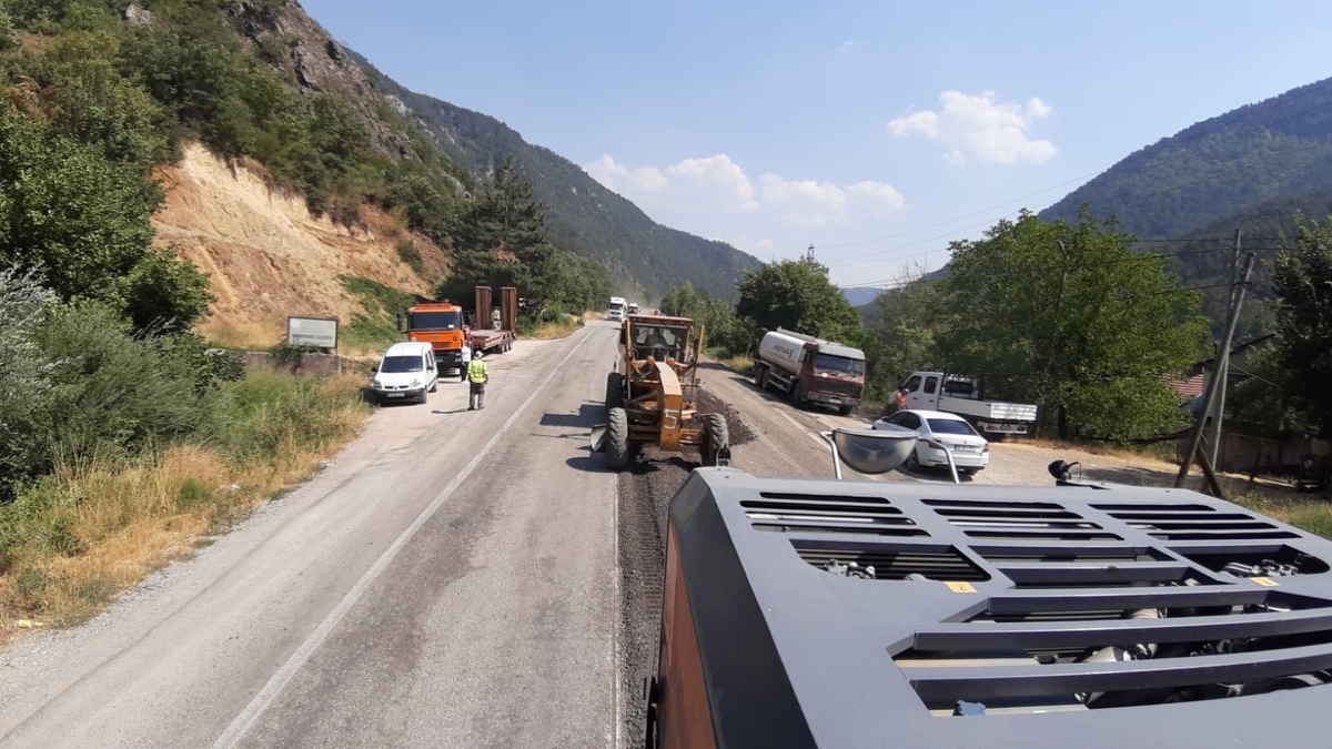 Karayolları ekiplerinin sıcak havada zorlu mesaisi