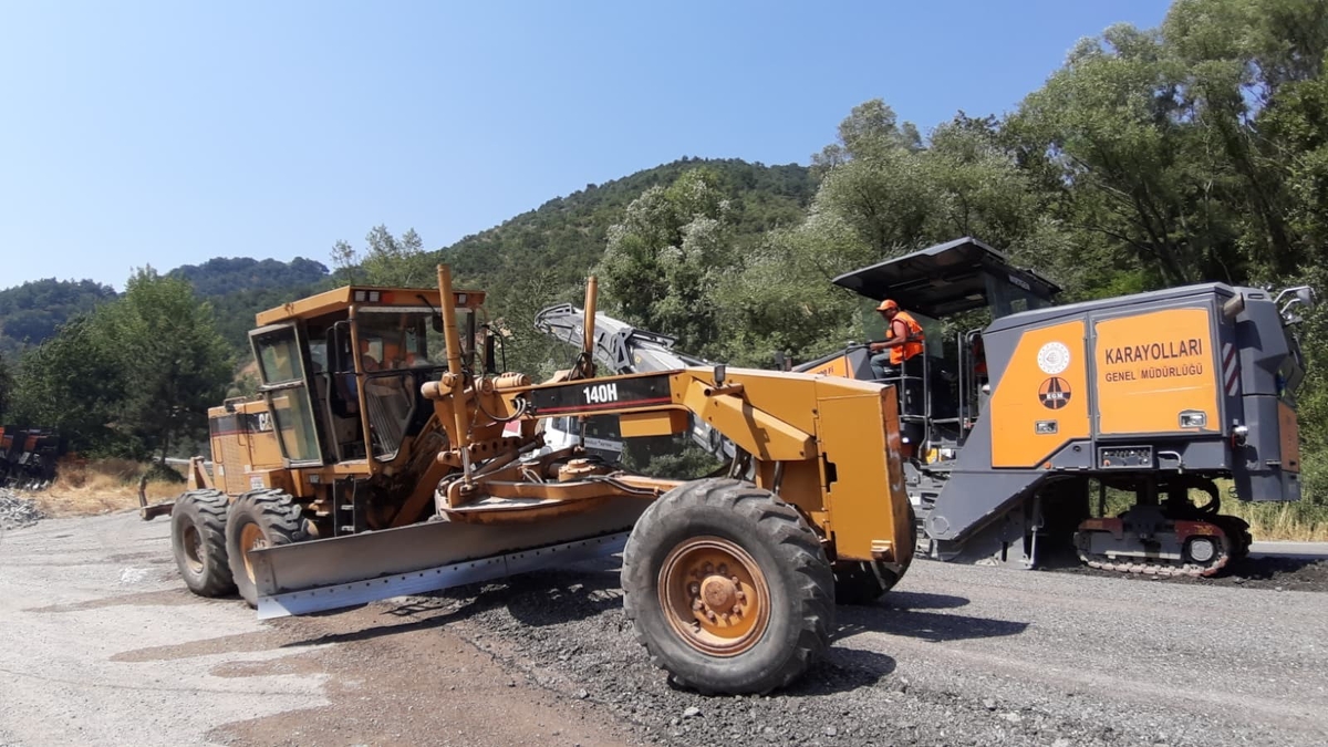 Karayolları ekiplerinin sıcak havada zorlu mesaisi