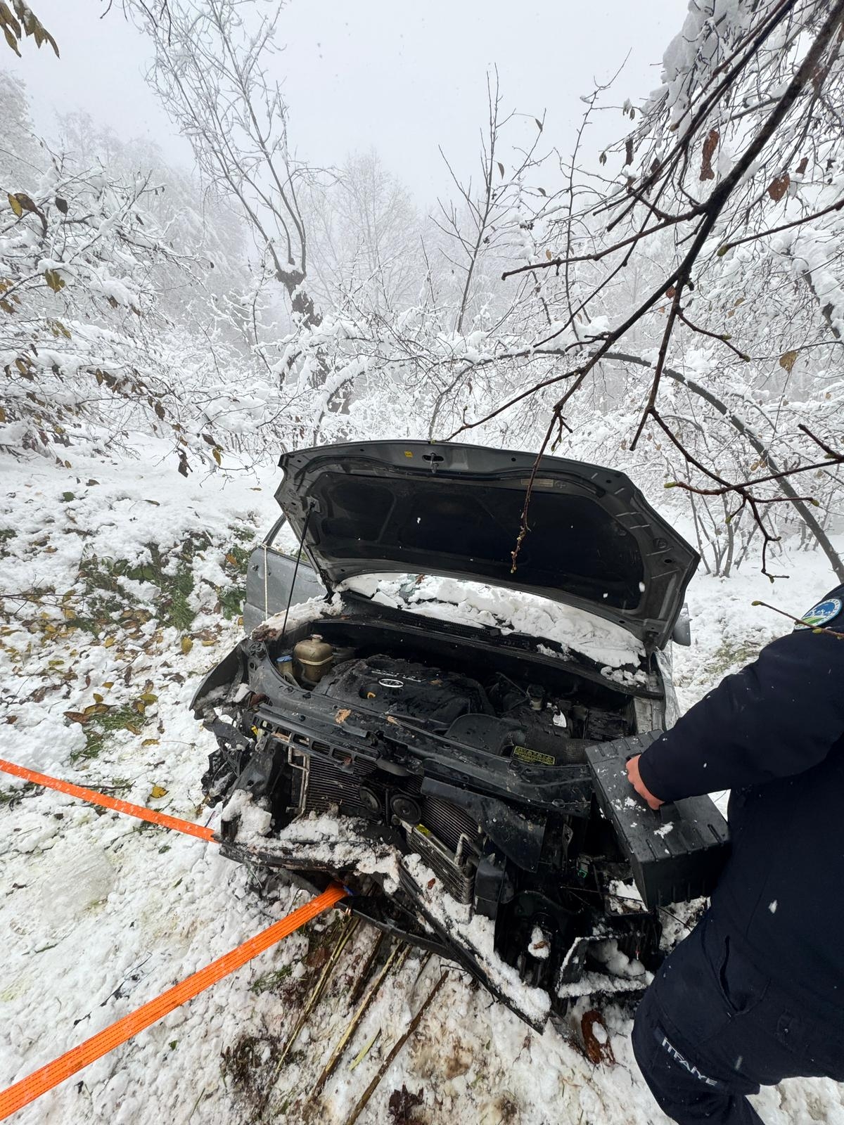 Karda kayan otomobil taklalar attı: 3 yaralı