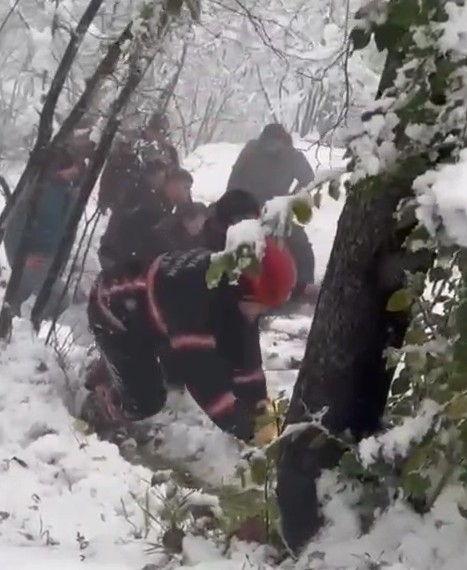 Karda kayan otomobil taklalar attı: 3 yaralı