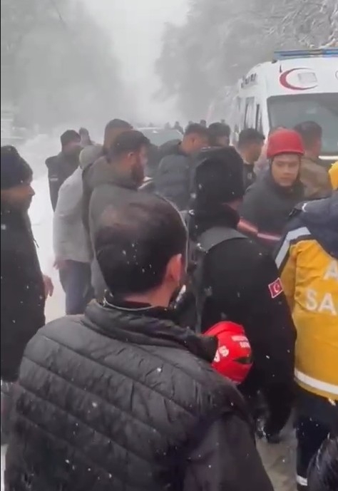 Karda kayan otomobil taklalar attı: 3 yaralı