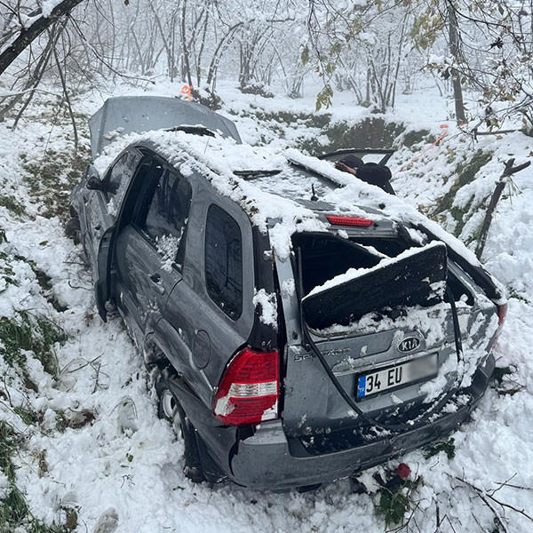 Karda kayan otomobil taklalar attı: 3 yaralı