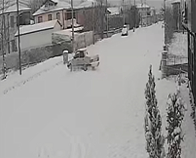 Karda kayıp kaza yaptı; İşte o anlar