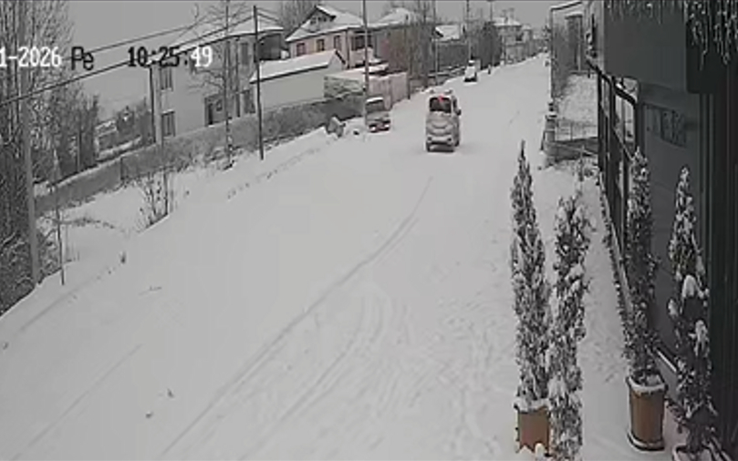 Karda kayıp kaza yaptı; İşte o anlar