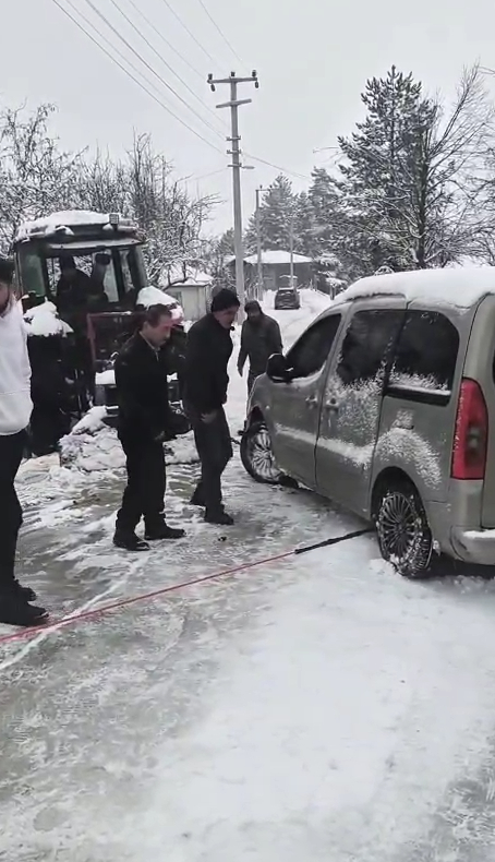 Karda kaza yapan araç için seferber oldular