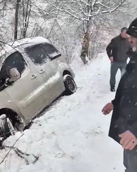 Karda kaza yapan araç için seferber oldular