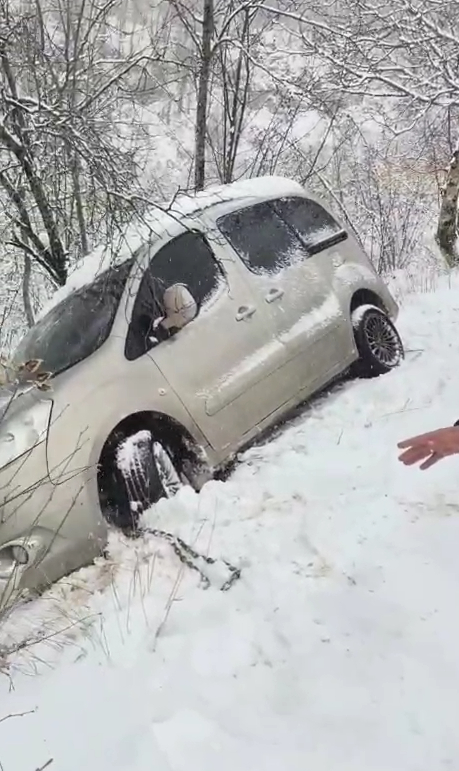 Karda kaza yapan araç için seferber oldular