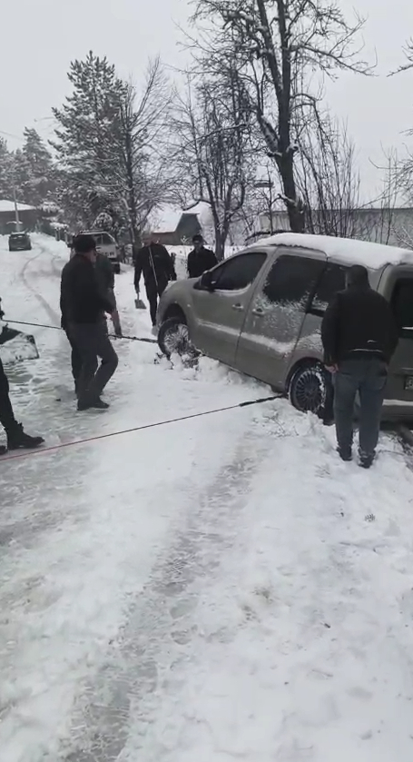 Karda kaza yapan araç için seferber oldular