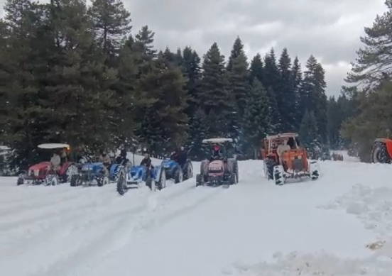 Karla kaplı yaylada traktörler ile off road yaptılar