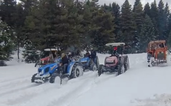 Karla kaplı yaylada traktörler ile off road yaptılar
