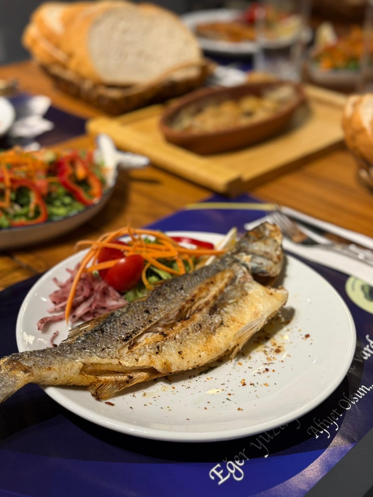 Karne Günü Sevinci Akyazı’da Lezzetle Kutlanıyor. Çocuklarla Keyifli Tatilin Adresi Balıkçı Osman!