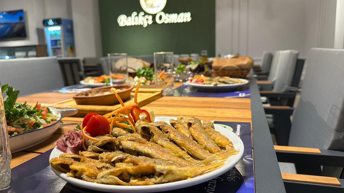 Karne Günü Sevinci Akyazı’da Lezzetle Kutlanıyor. Çocuklarla Keyifli Tatilin Adresi Balıkçı Osman!