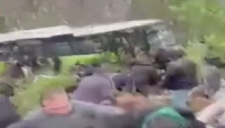 Kartepe'de otobüs uçuruma uçtu; Çok sayıda yaralı var