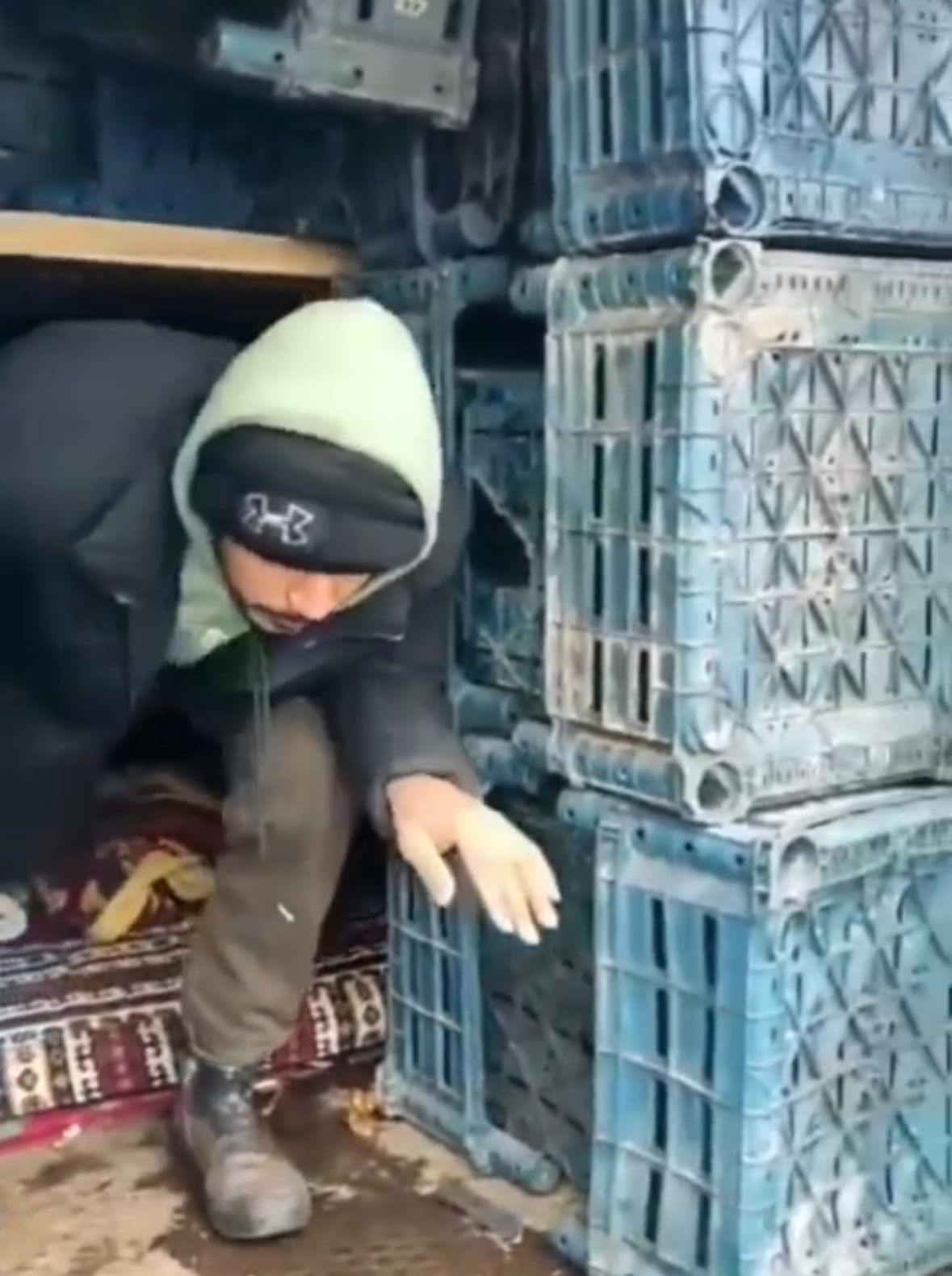 Kasalar arasından 14 kaçak Afgan çıktı