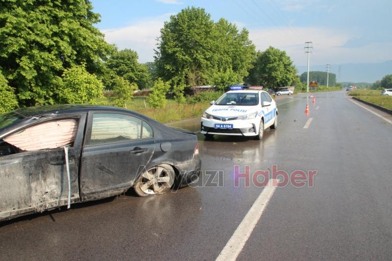 Kaygan Yolda Duramayınca Orta Refüje Çarptı
