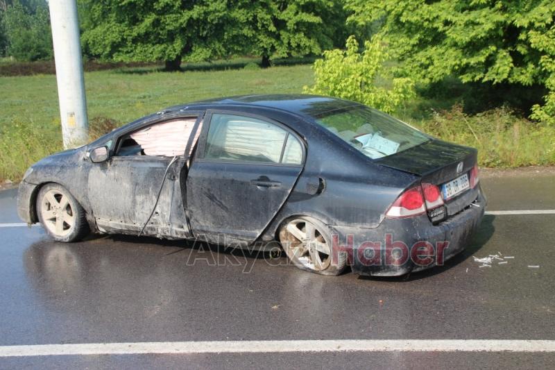 Kaygan Yolda Duramayınca Orta Refüje Çarptı