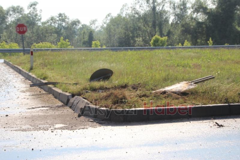Kaygan Yolda Duramayınca Orta Refüje Çarptı