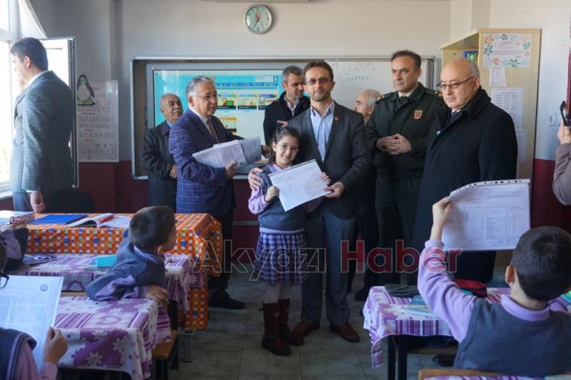 Kaymakam Kalaylı Öğrencilerin Karne Heyecanına Ortak Oldu