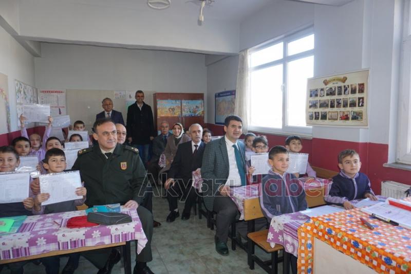 Kaymakam Kalaylı Öğrencilerin Karne Heyecanına Ortak Oldu