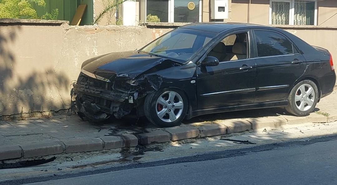 Kaza yapan araçlar kaldırıma savruldu: 1 yaralı