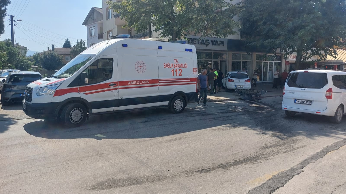 Kaza yapan araçlar kaldırıma savruldu: 1 yaralı