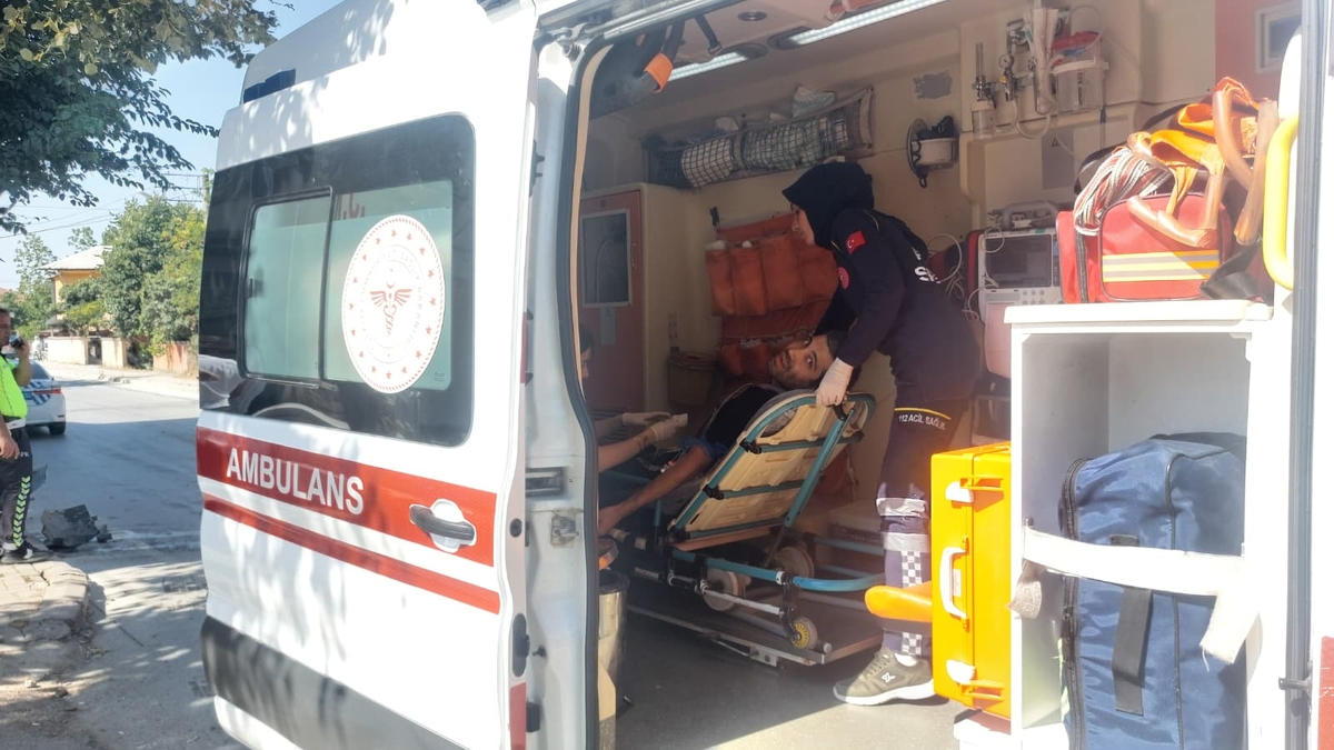 Kaza yapan araçlar kaldırıma savruldu: 1 yaralı
