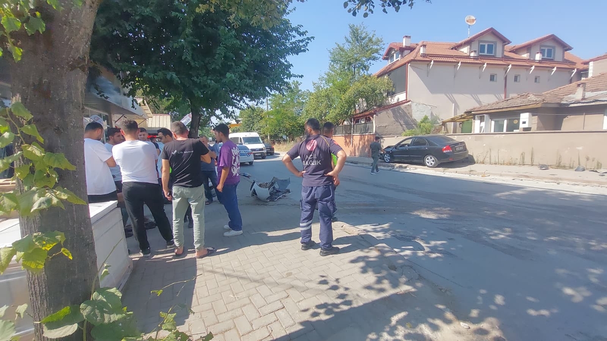 Kaza yapan araçlar kaldırıma savruldu: 1 yaralı
