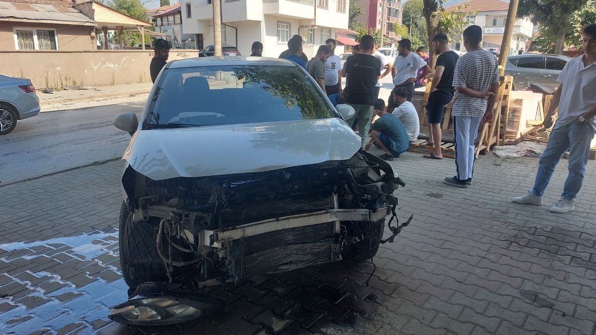 Kaza yapan araçlar kaldırıma savruldu: 1 yaralı