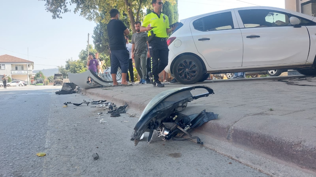 Kaza yapan araçlar kaldırıma savruldu: 1 yaralı