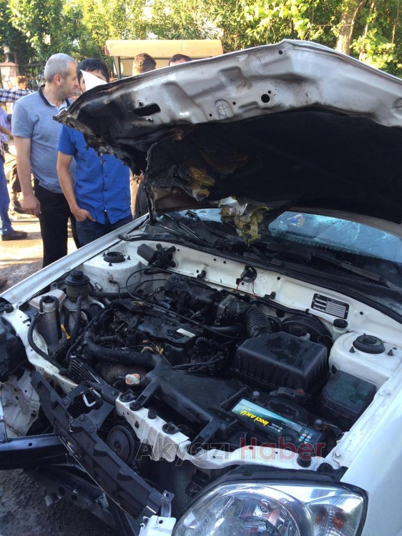 Kaza Yapan Otomobil Alev Aldı