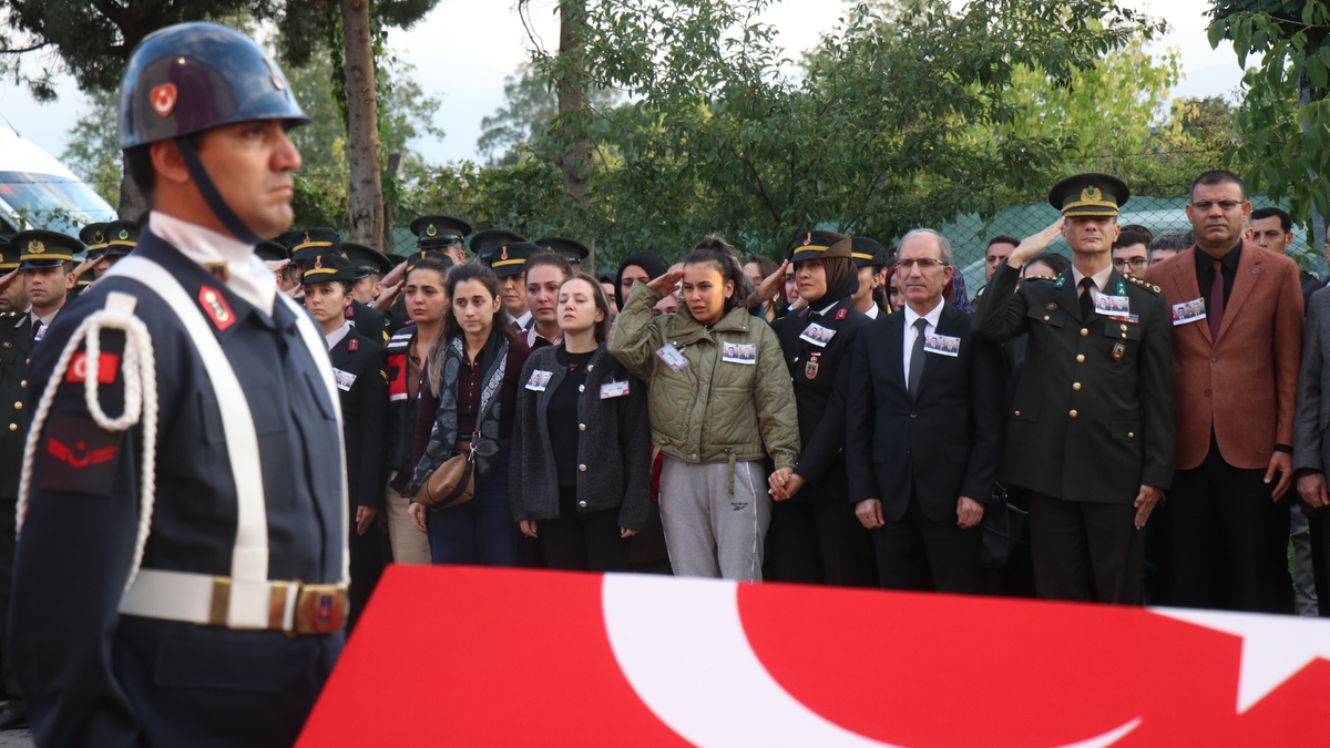 Kazada şehit olan astsubaylar gözyaşlarıyla memleketlerine uğurlandı