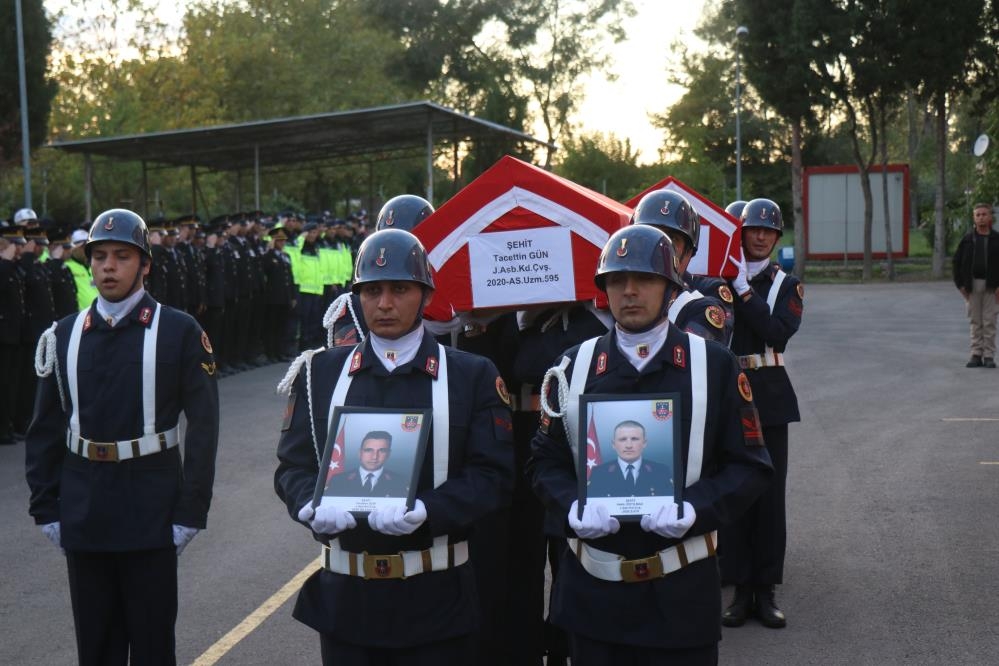 Kazada şehit olan astsubaylar gözyaşlarıyla memleketlerine uğurlandı