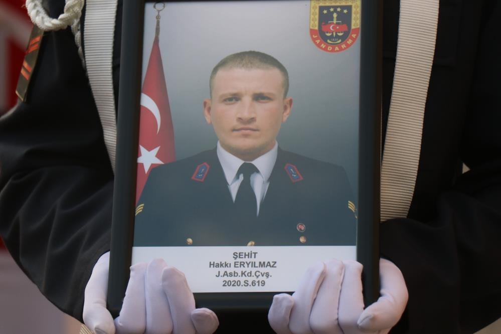 Kazada şehit olan astsubaylar gözyaşlarıyla memleketlerine uğurlandı
