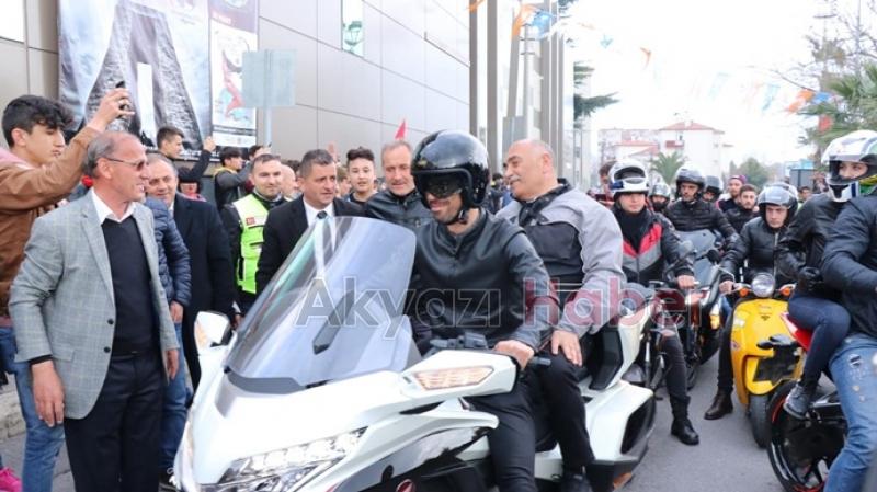 Kenan Sofuoğlu belediye başkan adayıyla motosiklete bindi 