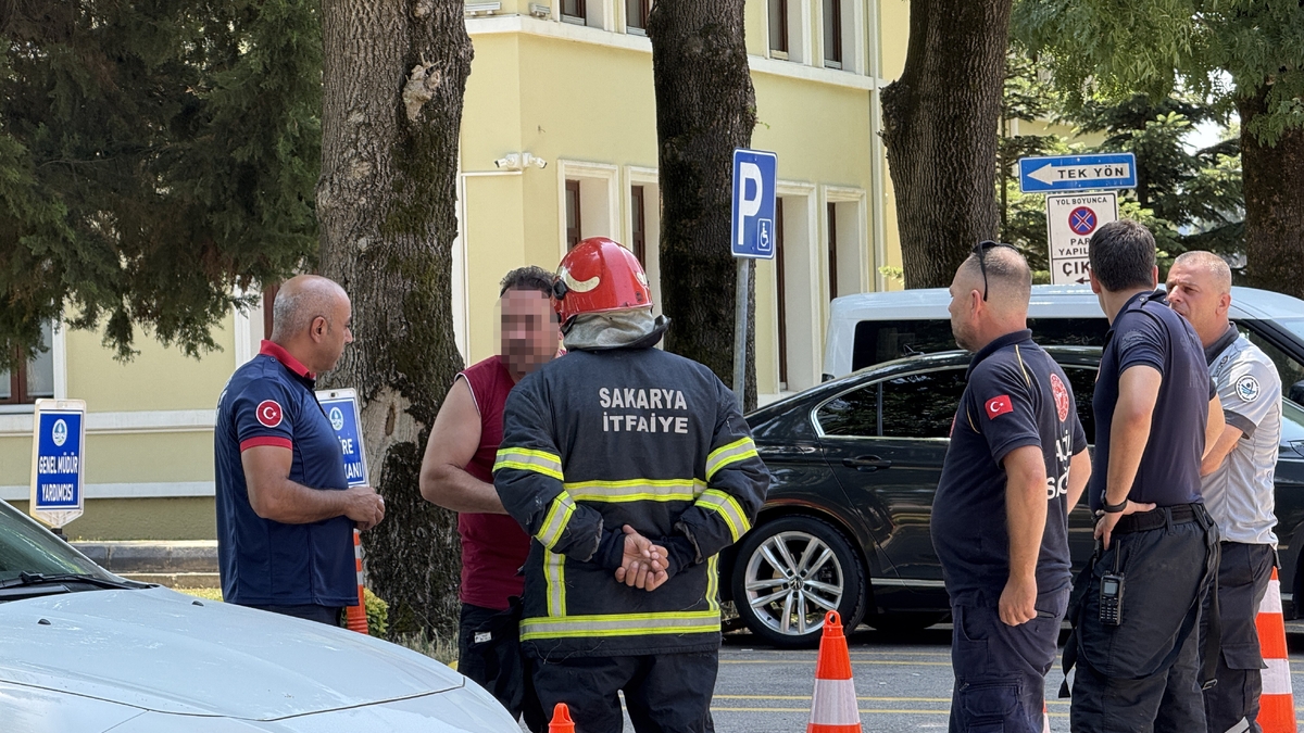 Kendini yakmakla tehdit etti, ekipleri görünce benzini motosiklete doldurdu