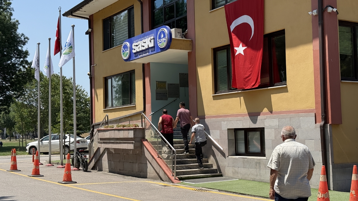 Kendini yakmakla tehdit etti, ekipleri görünce benzini motosiklete doldurdu