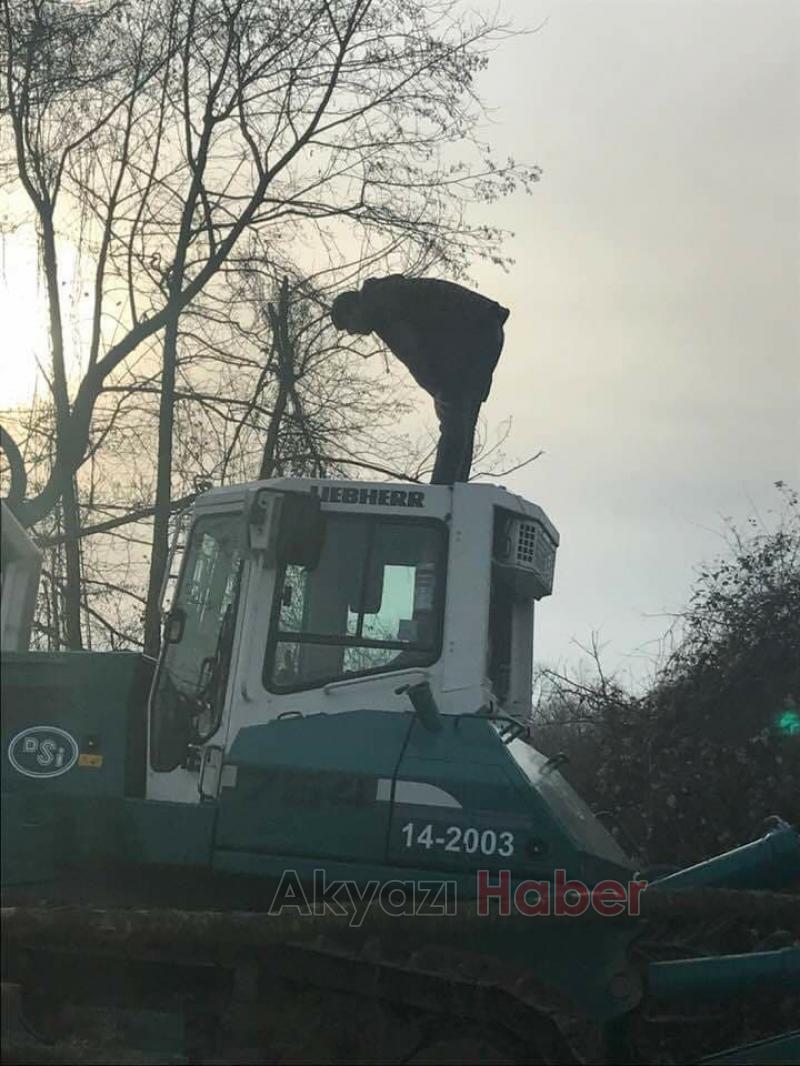 Kepçe Operatörü Yerler Çamurlu Olduğu Namazı Böyle Kıldı