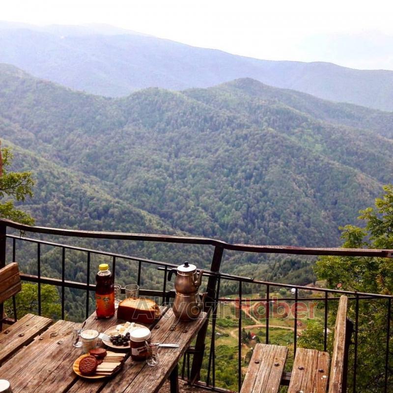 Keremali Dağı Mescidi ve Türbesinin Bekçiliğini Yapıyor