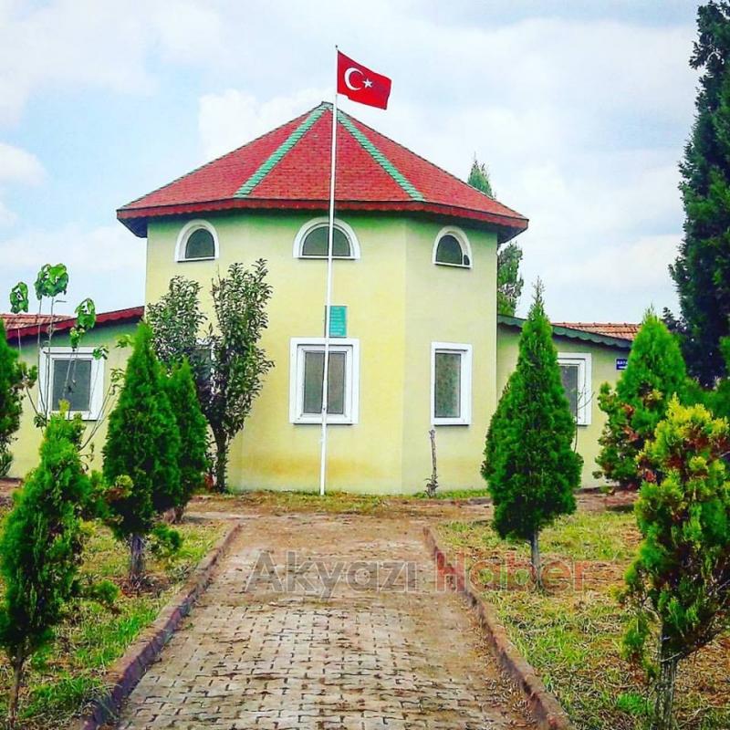 Keremali Dağı Mescidi ve Türbesinin Bekçiliğini Yapıyor