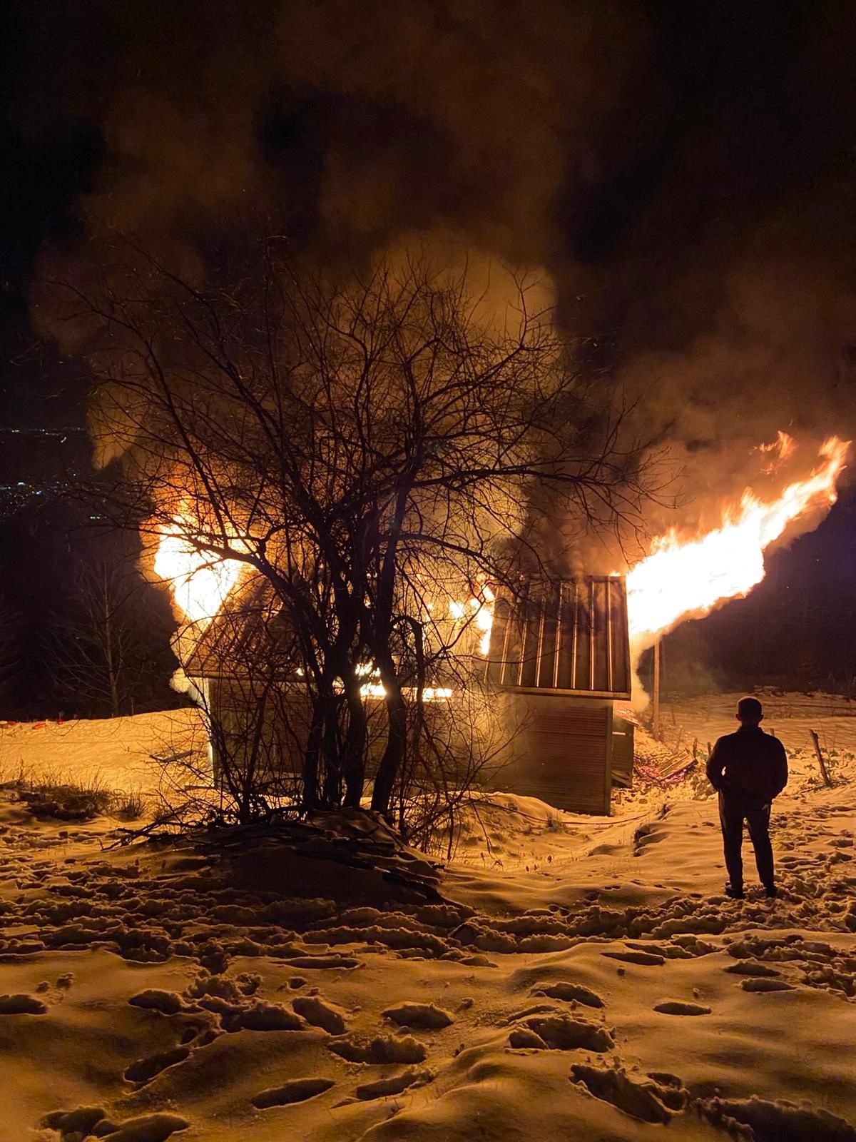 Yaylada ev alev alev yandı