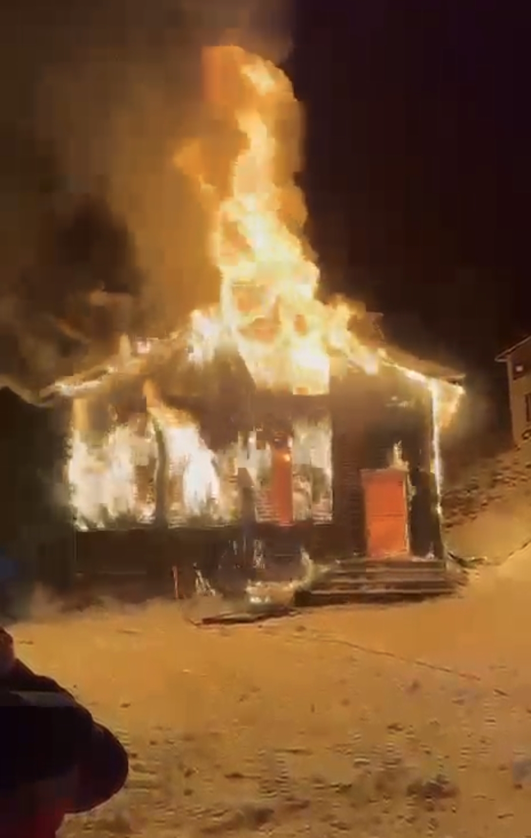 Yaylada ev alev alev yandı