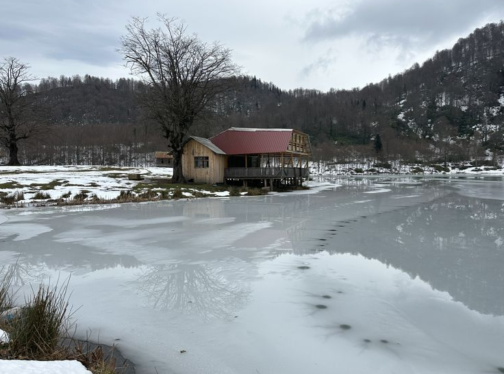 Keremali Yaylası'ndaki gölet buz tuttu
