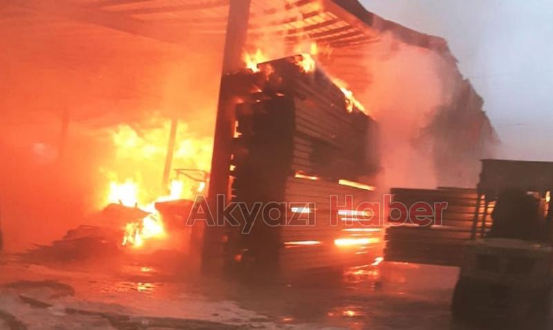 Kereste fabrikası alev alev yandı