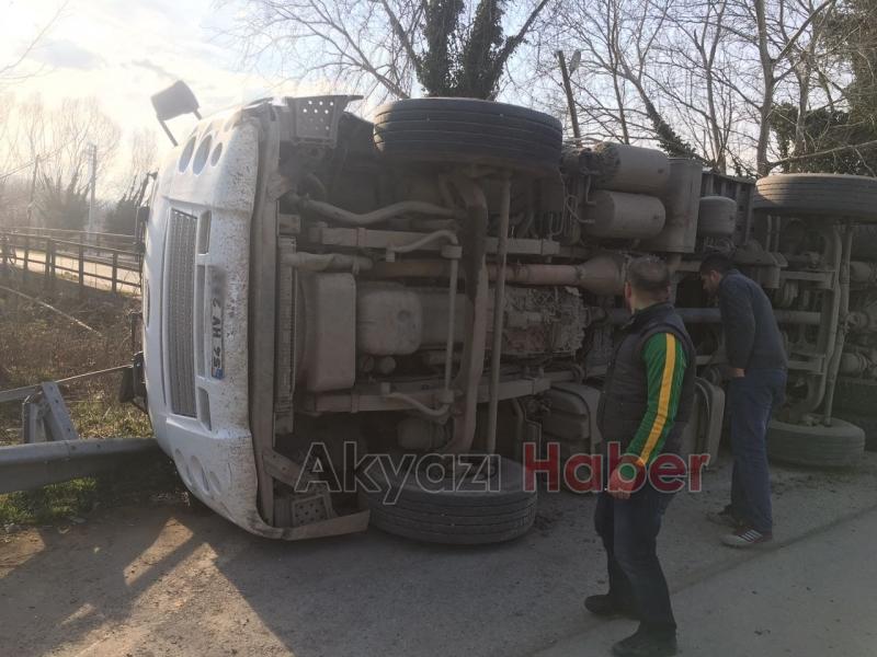 Kereste Yüklü Kamyon Devrildi