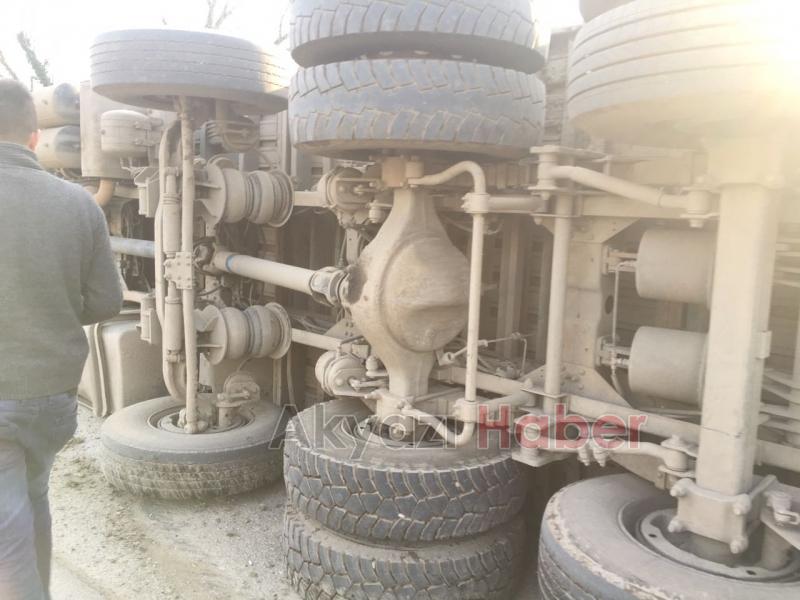 Kereste Yüklü Kamyon Devrildi