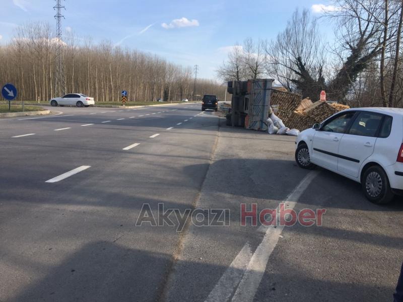 Kereste Yüklü Kamyon Devrildi