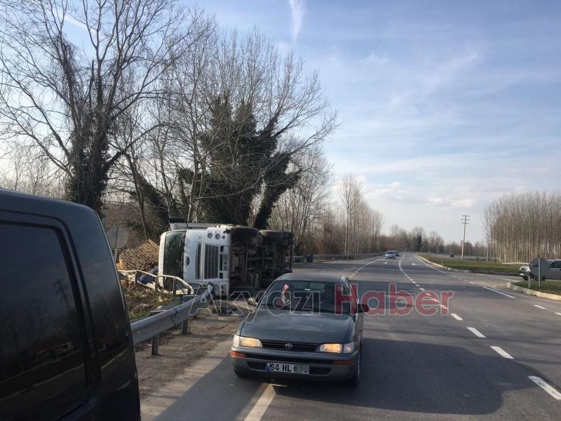 Kereste Yüklü Kamyon Devrildi