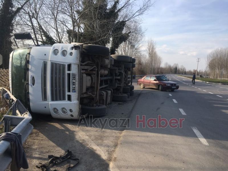 Kereste Yüklü Kamyon Devrildi