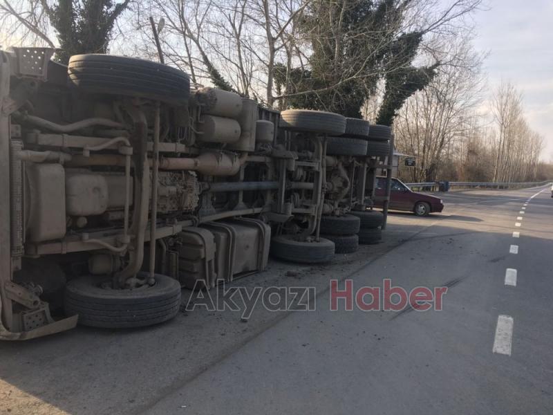Kereste Yüklü Kamyon Devrildi