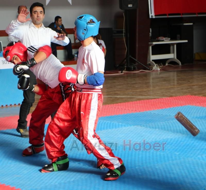 Kick Boksçular  Akyazı’da Madalya Aradı 